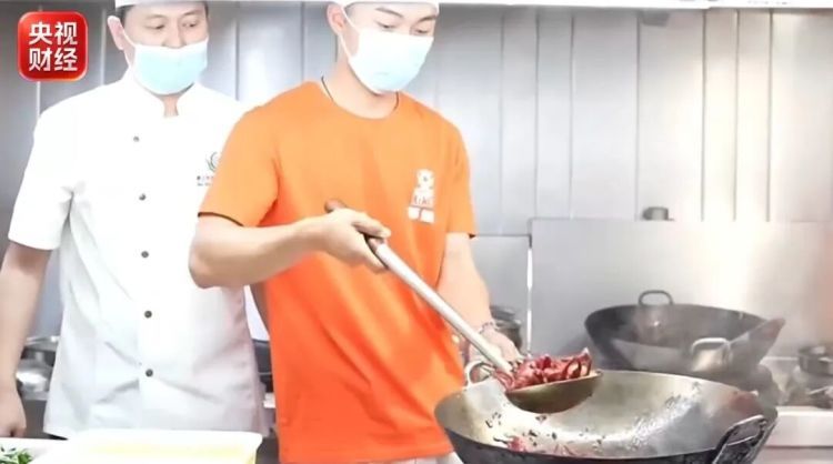 还没毕业，企业就来“抢人”！这些专业，太“香”了→