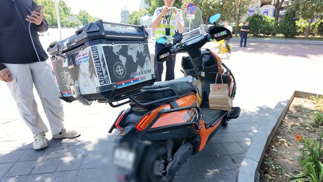 北京：电动摩托车悬挂电动自行车号牌 交警依法整治涉牌涉证违法