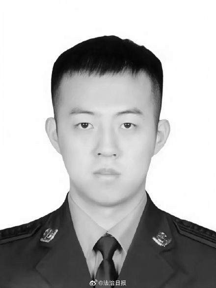 22岁交警拦截逃窜车辆不幸牺牲