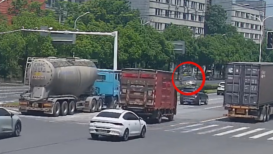 只因在车流中多看了一眼，这位所长突然掉头……
