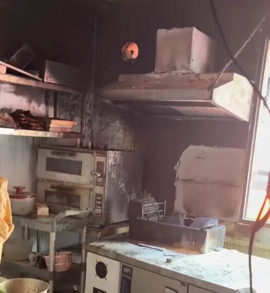 网红餐厅全员外出吃饭，留一锅热油“看家”！回来时后厨已毁……