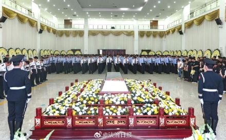 22岁交警拦截逃窜车辆不幸牺牲
