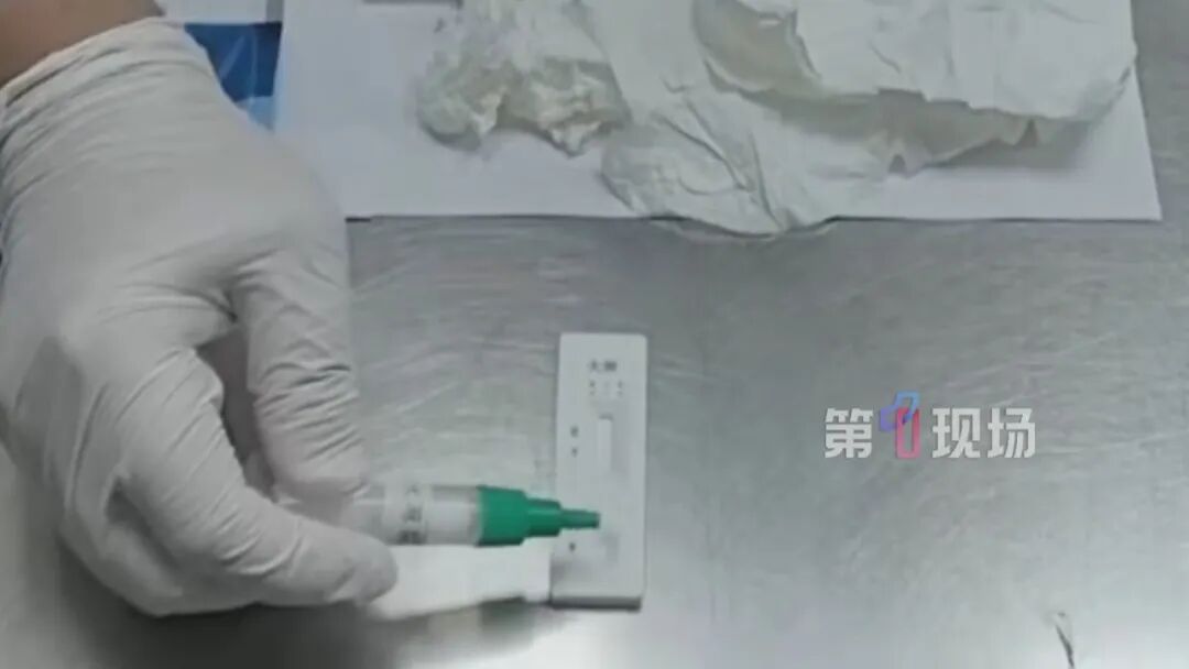 脚底异响伴有异味！海关一眼识破：这是大麻