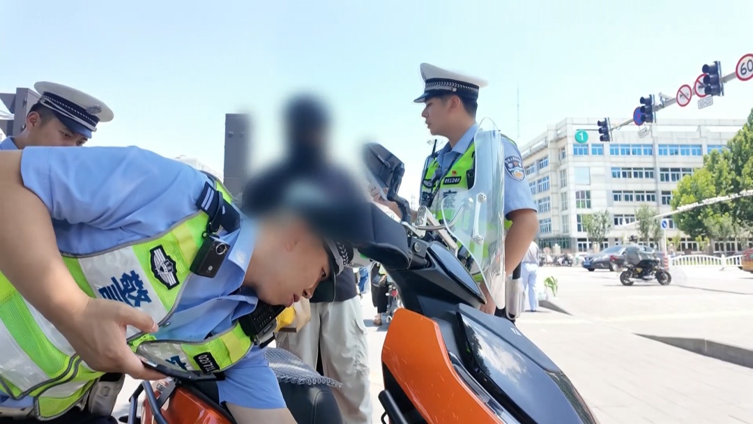 北京：电动摩托车悬挂电动自行车号牌 交警依法整治涉牌涉证违法