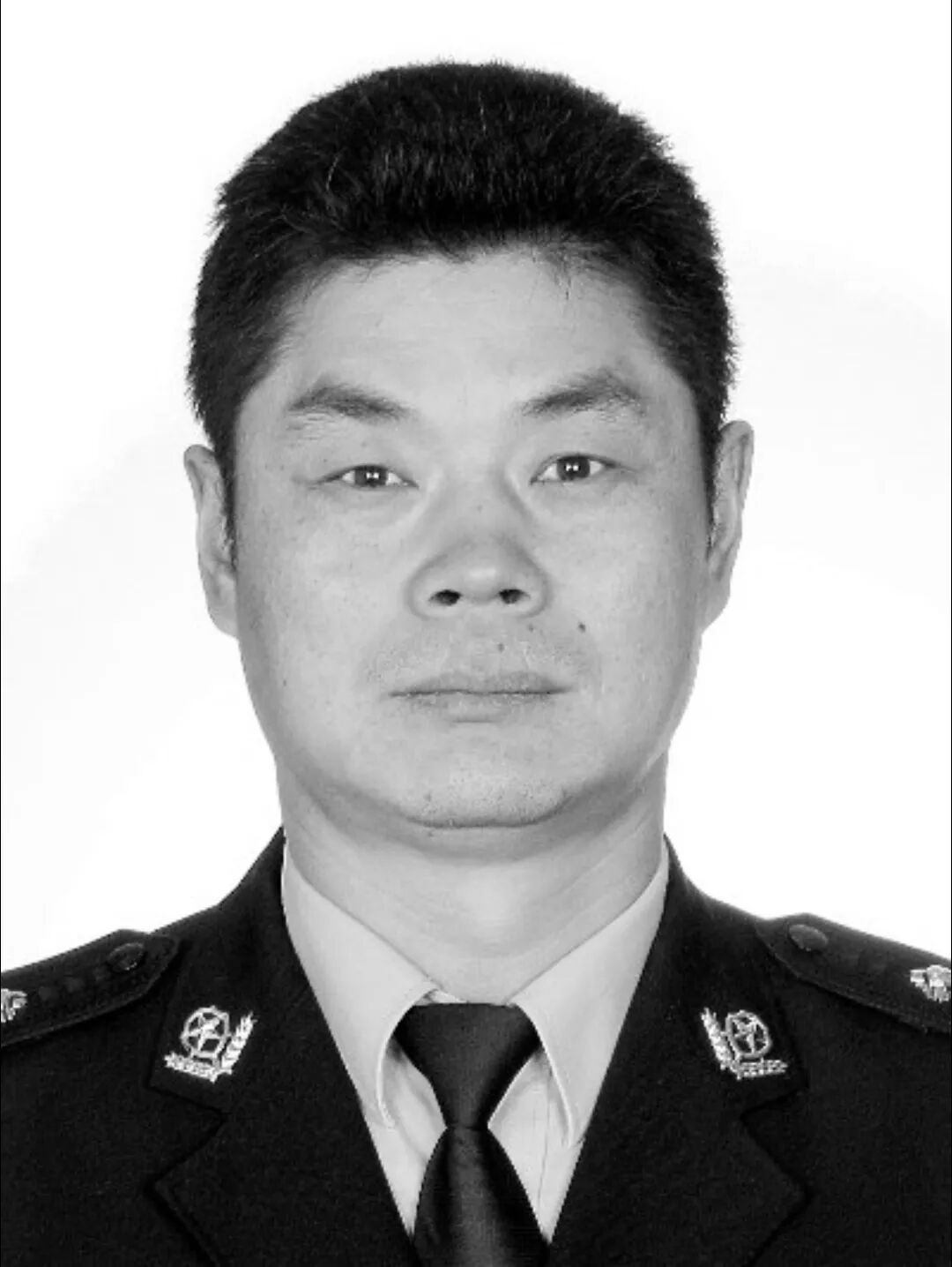 痛别！成都民警张义文处警时被刺，忍痛击落歹徒尖刀后不幸牺牲，年仅48岁