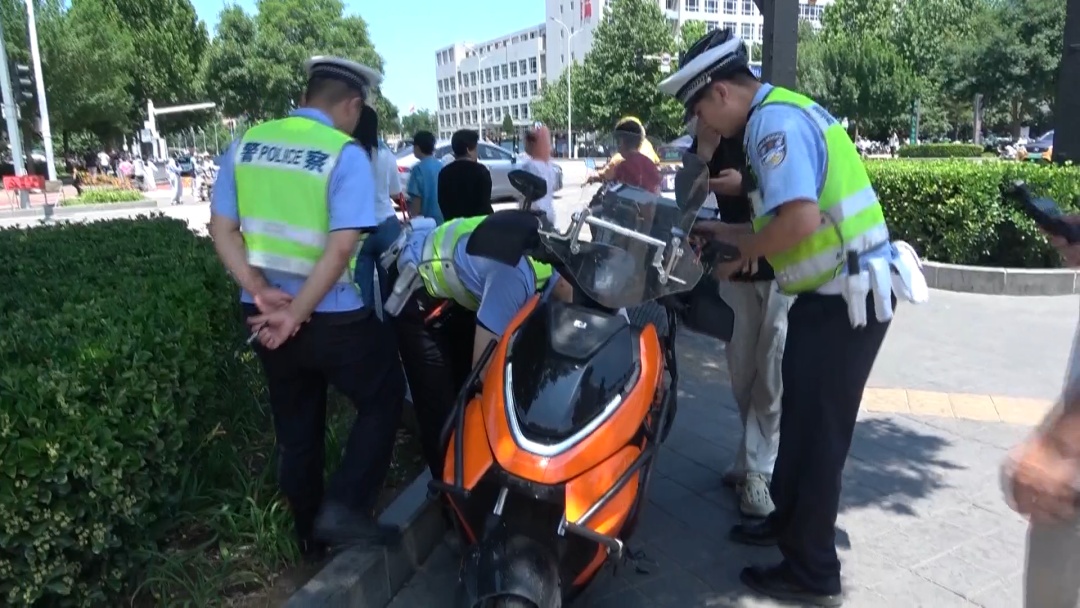 北京：电动摩托车悬挂电动自行车号牌 交警依法整治涉牌涉证违法