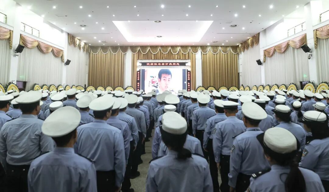 唐万羴在执法现场被撞牺牲，年仅22岁