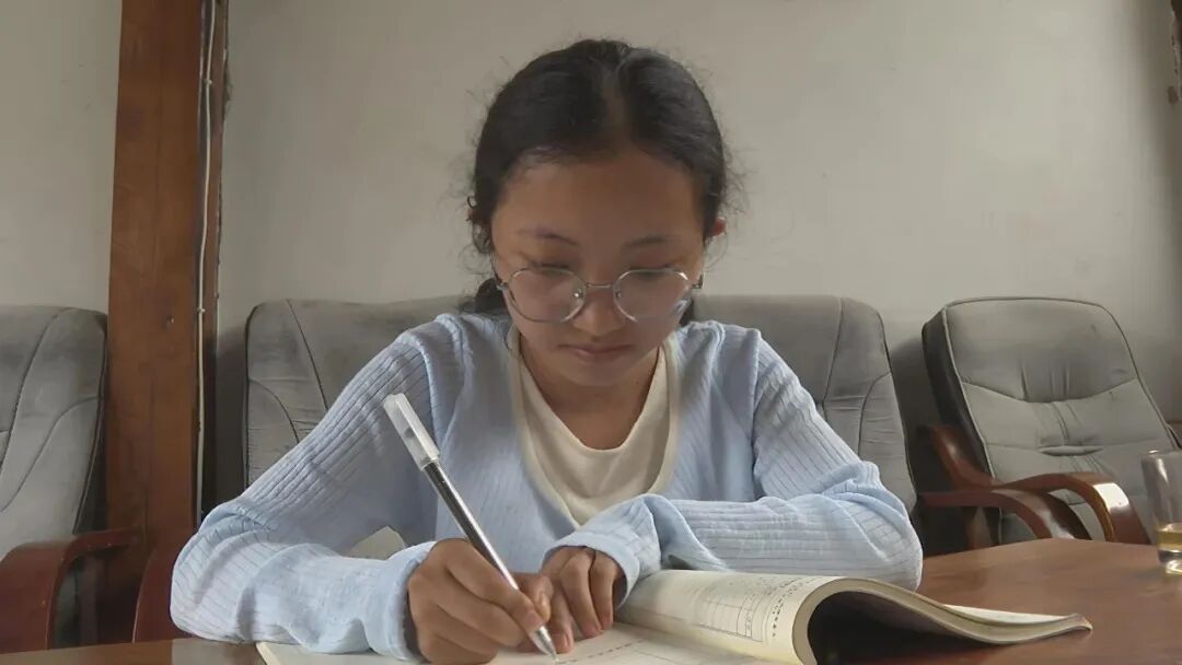 时隔一年，割牛草女孩代表北大回母校招生！