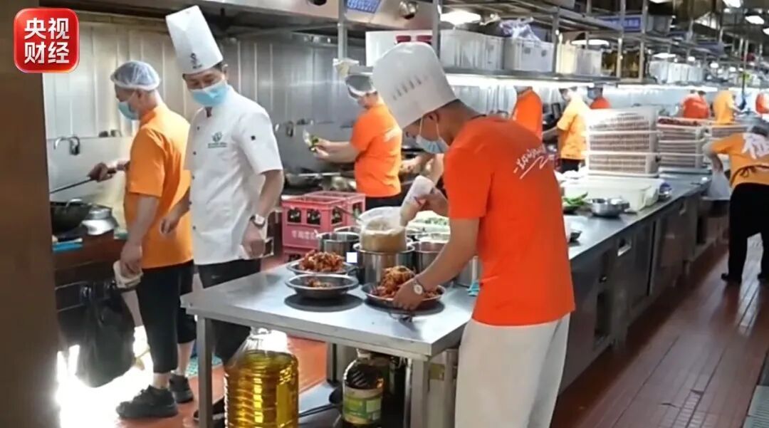 还没毕业企业就来“抢人”，小龙虾、烧麦、羊杂、焖面……这些专业太“香”了