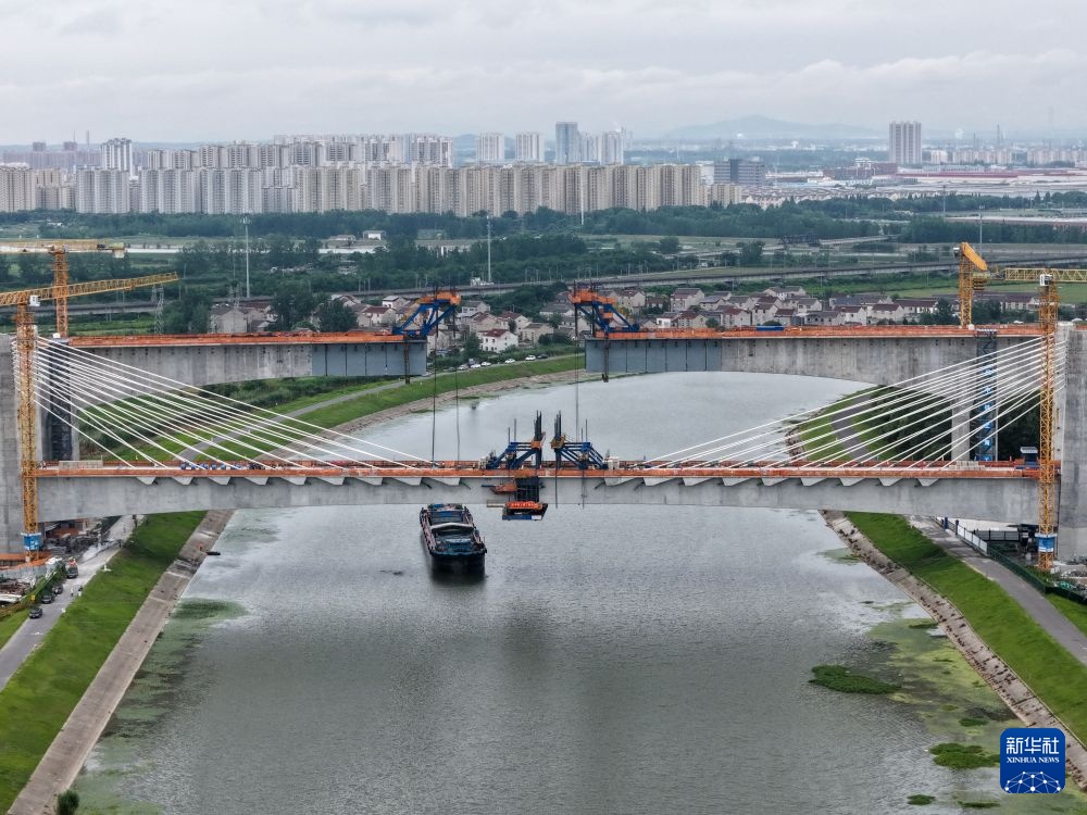 宁淮城际铁路全线跨度最大桥梁合龙