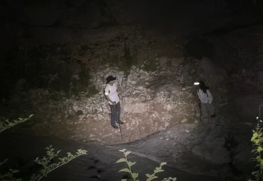 情侣跟风打卡未开发峡谷被困近7小时！消防员沟底寻回