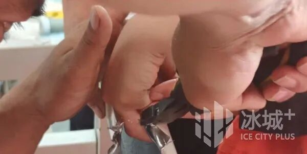 疼得直哭！幼童手指卡进桌缝，“蓝朋友”暖心快速解救