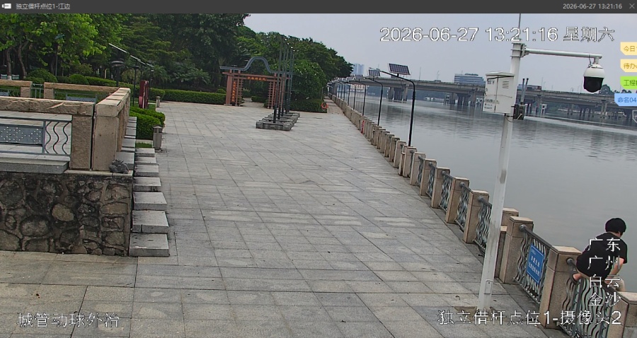 广州一女子突然跳入珠江，公园保安果断纵身一跃，水中托举其近15分钟
