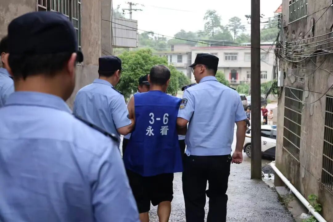 湖南郴州一男子因口角之争残忍杀害一家五口，隐姓埋名潜逃31年在广西落网，已被刑拘