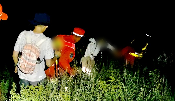 情侣跟风打卡未开发峡谷被困近7小时！消防员沟底寻回