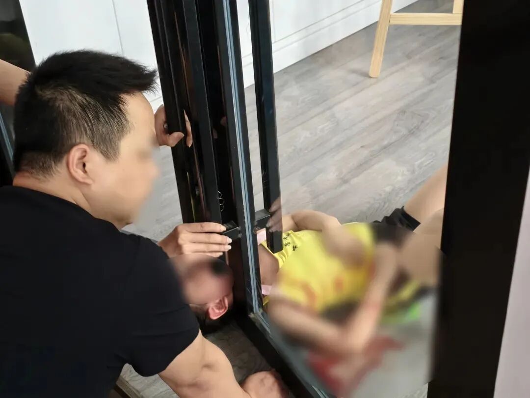 我将用最直白、最不绕弯子的方式告诉你：远离这个会“咬人”的门缝→