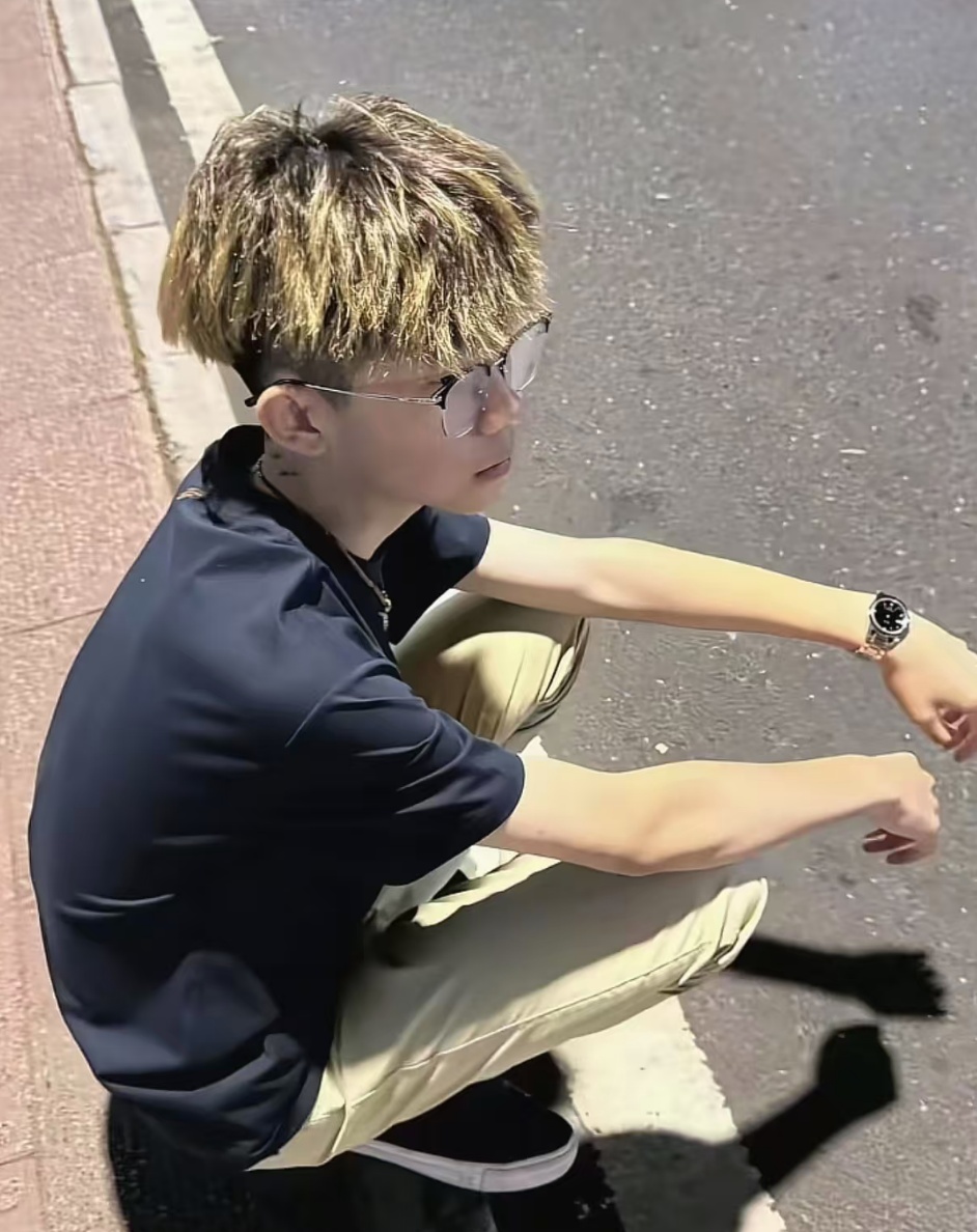 河南小伙在街头给求助父女捐款7.91元，家长：确实是孩子手机里全部余额，没有不良嗜好