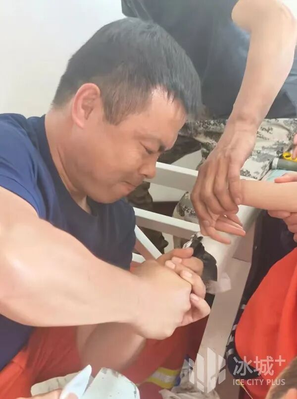 疼得直哭！幼童手指卡进桌缝，“蓝朋友”暖心快速解救