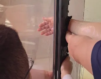 我将用最直白、最不绕弯子的方式告诉你：远离这个会“咬人”的门缝→