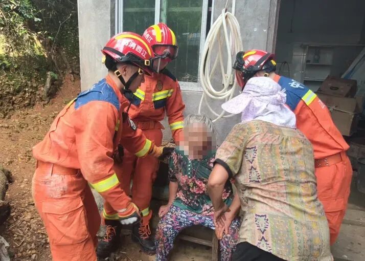 女子外出将门反锁，回来时母亲竟跪在墙缝中......