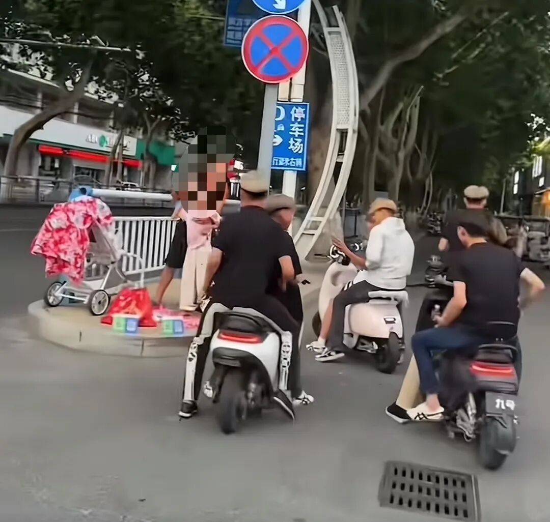 河南小伙在街头给求助父女捐款7.91元，家长：确实是孩子手机里全部余额，没有不良嗜好