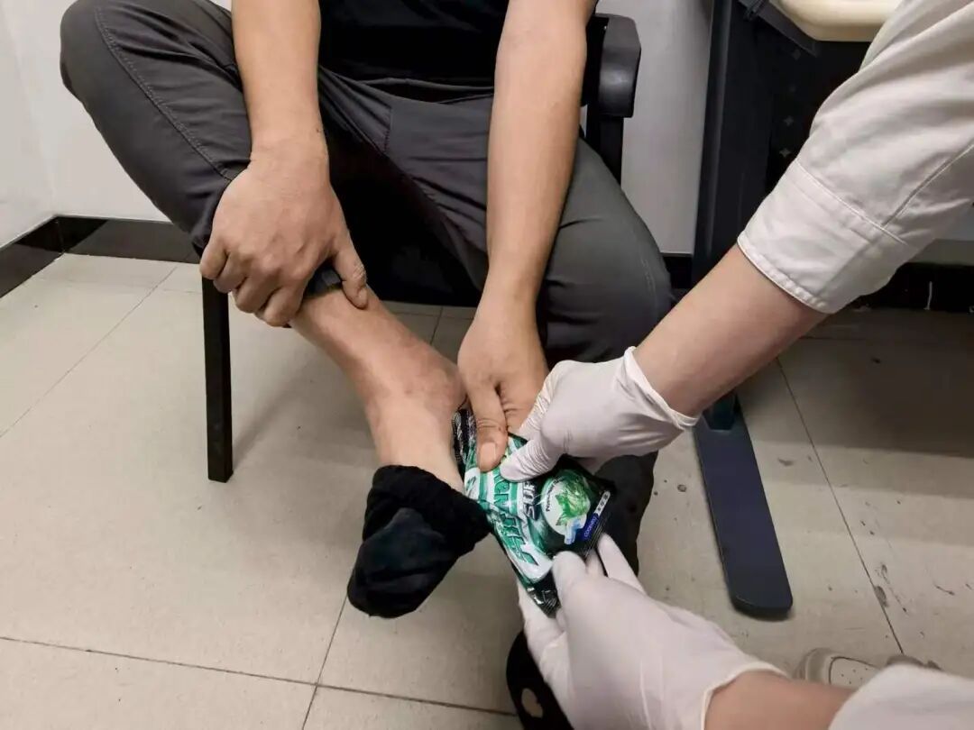 男子将1包大麻塞在脚底，装在一个咀嚼过的口香糖包装里，被海关查获