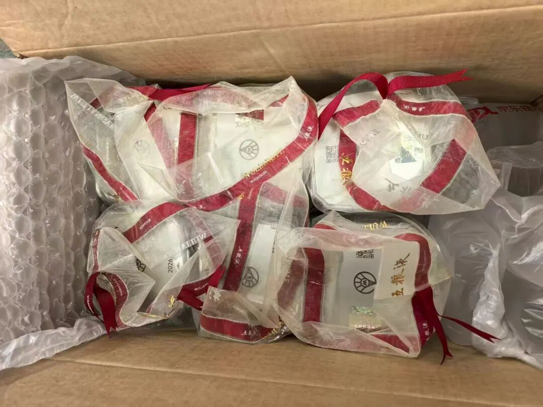 上海一对夫妻狂收15箱茅台五粮液，快递小哥当场起疑，结果立了大功！