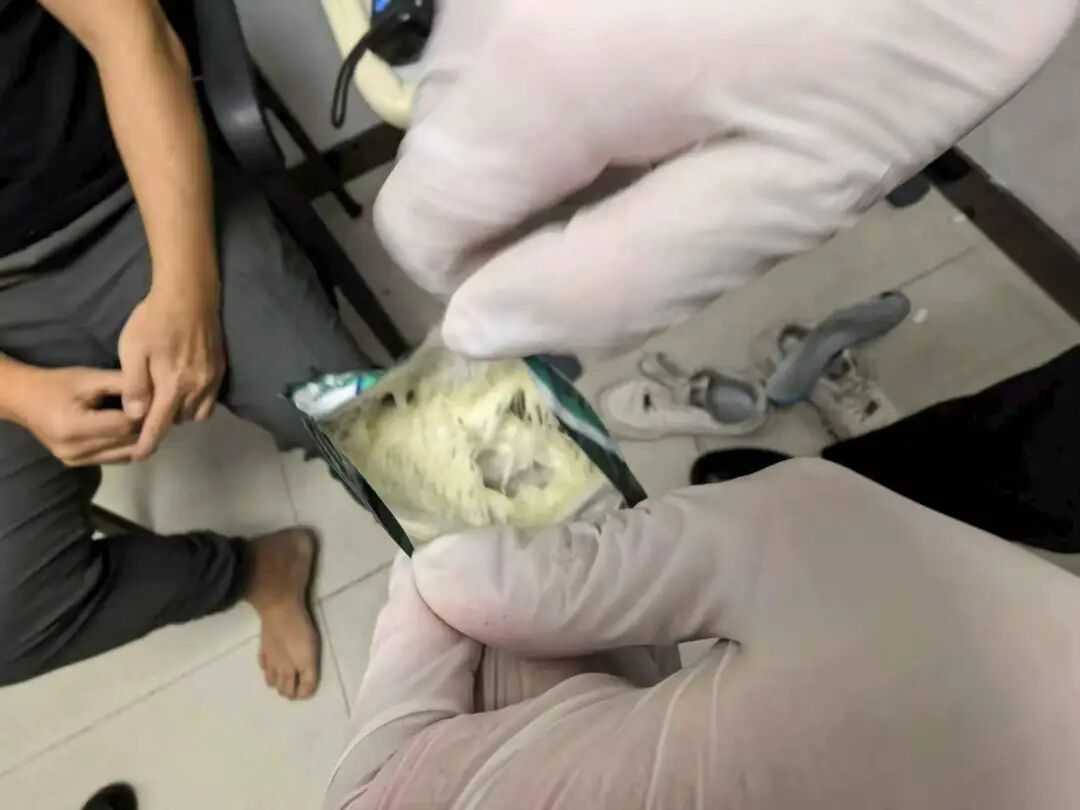 男子将1包大麻塞在脚底，装在一个咀嚼过的口香糖包装里，被海关查获