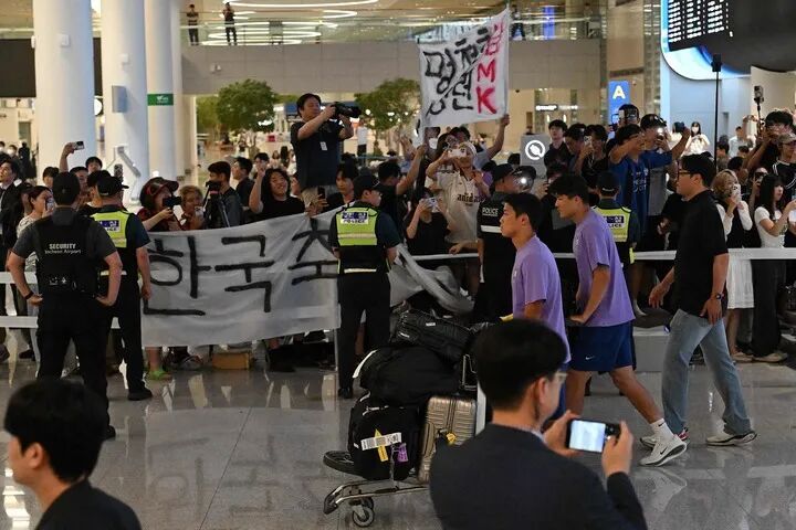 韩国队主帅回国，到达大厅嘘声一片