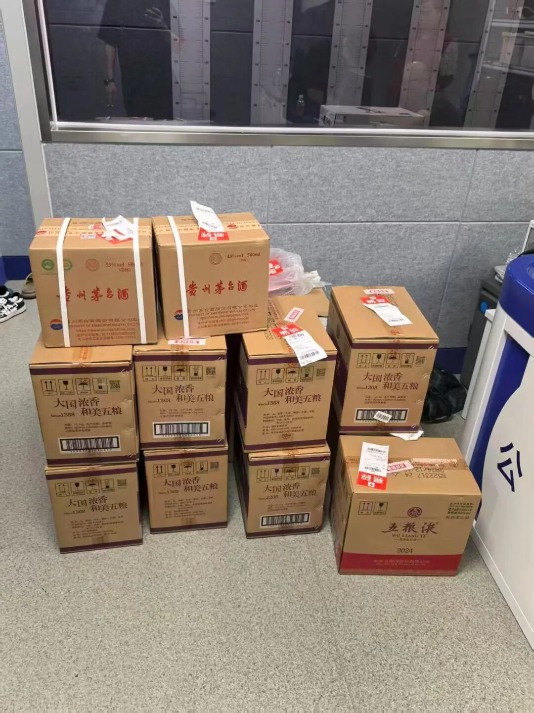 上海一对夫妻狂收15箱茅台五粮液，快递小哥当场起疑，结果立了大功！