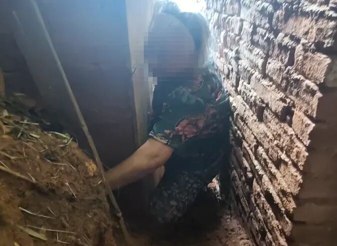 女子外出将门反锁，回来时母亲竟跪在墙缝中......