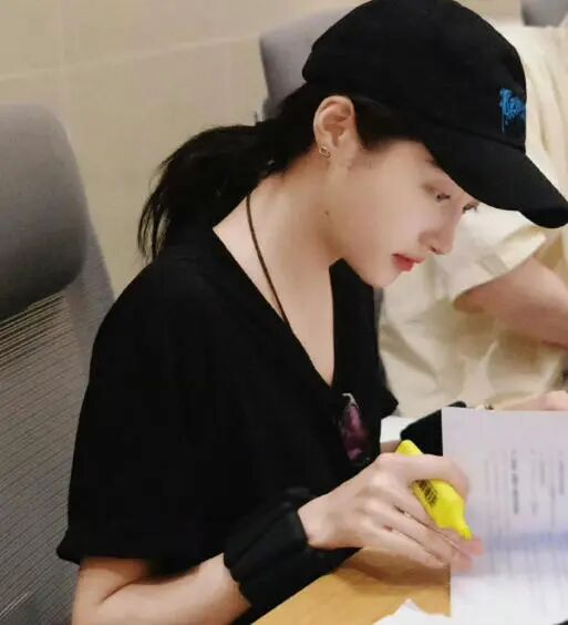 关晓彤戴的负重手环火了！真的是“塑形神器”吗？