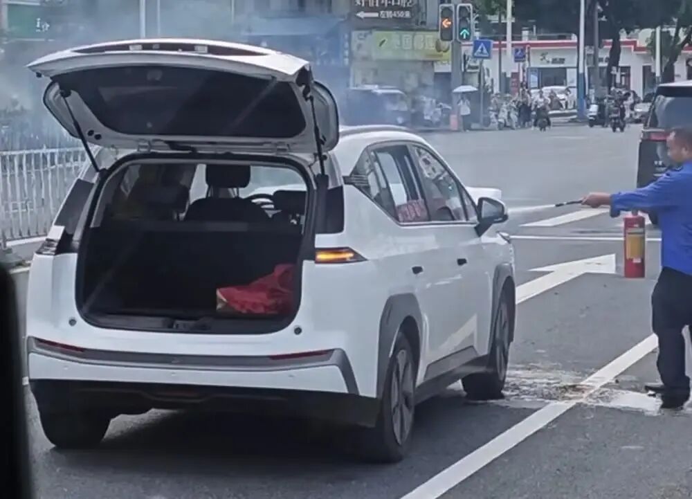 路遇小车自燃挺身灭火,这名广州公交师傅再次见义勇为,阻止了火势蔓延 路遇小车自燃挺身灭火,这名广州公交师傅再次见义勇为,阻止了火势蔓延
