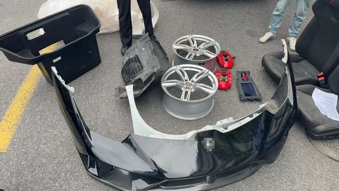 上海一百万豪车停地库,车主回国后当场傻眼:被“蚂蚁搬家”拆成空壳...... 上海一百万豪车停地库,车主回国后当场傻眼:被“蚂蚁搬家”拆成空壳......