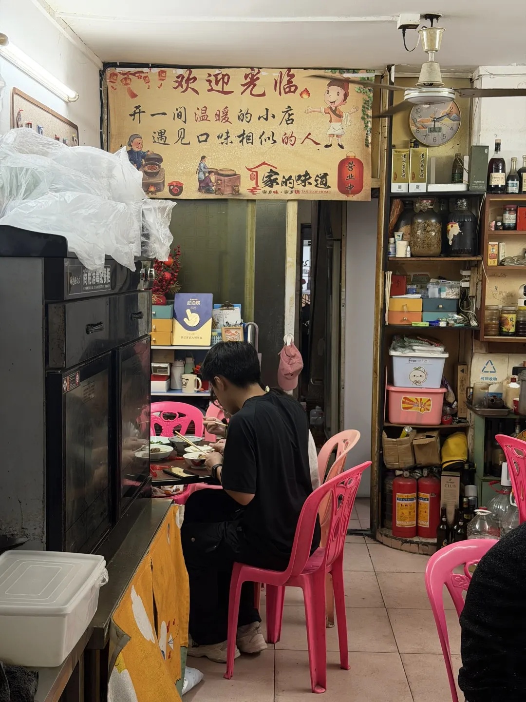 广州博士生点外卖邀请老板娘拍毕业照“吃了你们家7年，真的很舍不得”