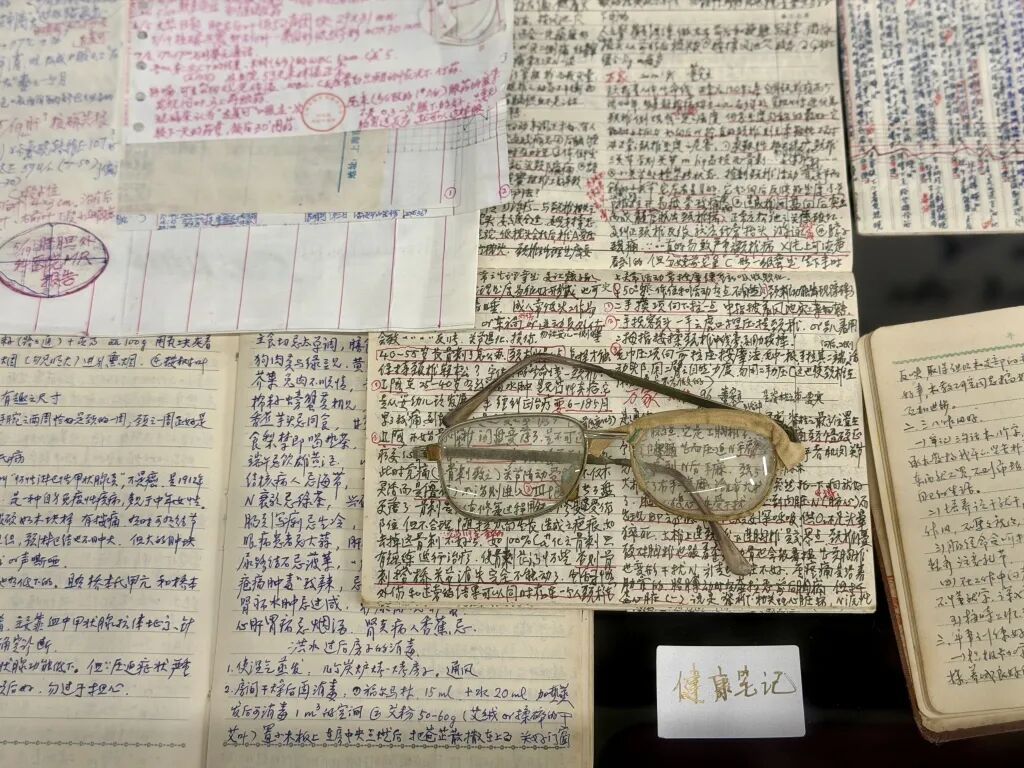 上海这对老夫妻走了!17元盒饭分两顿吃,却捐出500万救455个孩子...... 上海这对老夫妻走了!17元盒饭分两顿吃,却捐出500万救455个孩子......