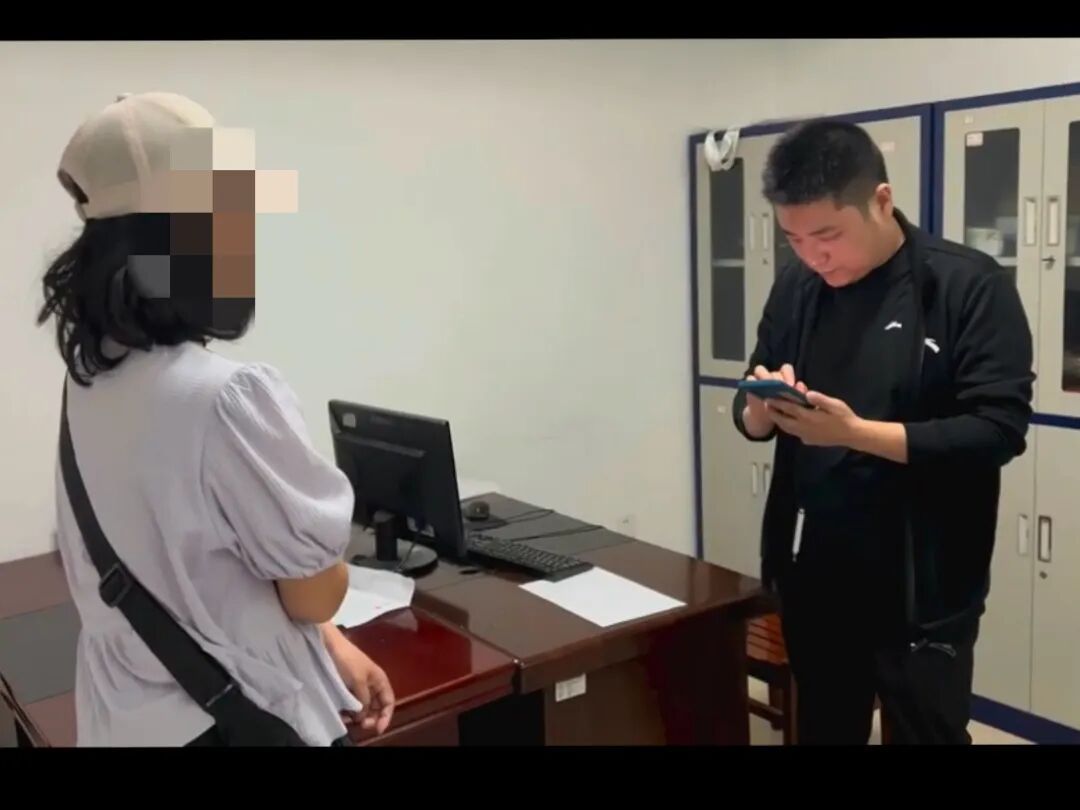 市民王某非要把几十万的黄金寄给陌生人！结果……嫌疑人已被依法控制