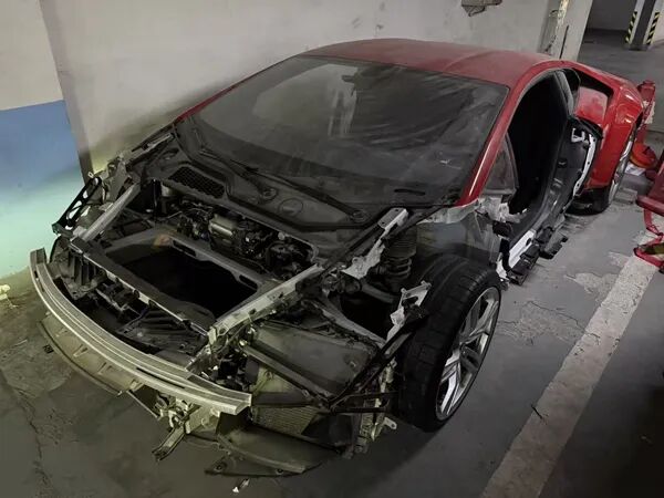 上海一百万豪车停地库,车主回国后当场傻眼:被“蚂蚁搬家”拆成空壳...... 上海一百万豪车停地库,车主回国后当场傻眼:被“蚂蚁搬家”拆成空壳......