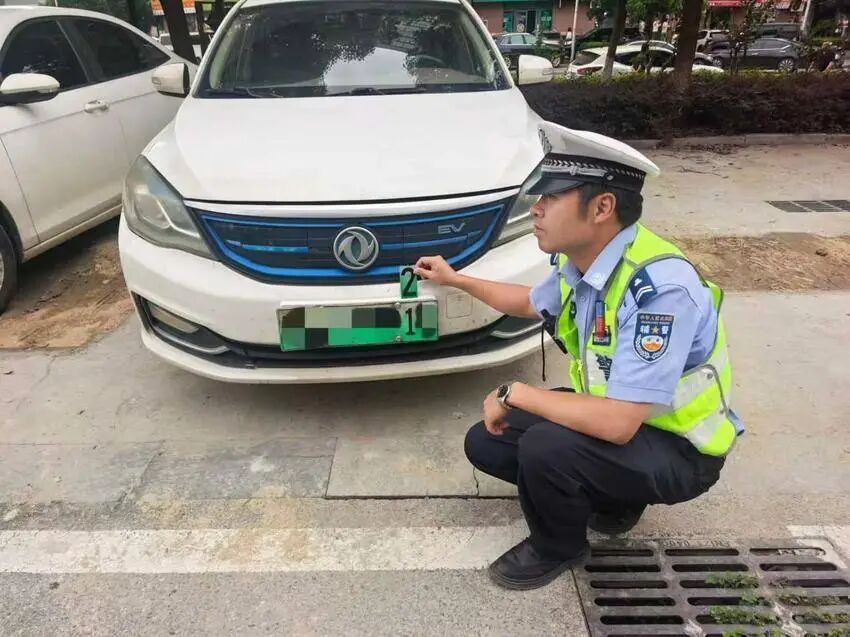 为省停车费将号牌数字“1”变“2”，交警：拘留+罚款+记12分！