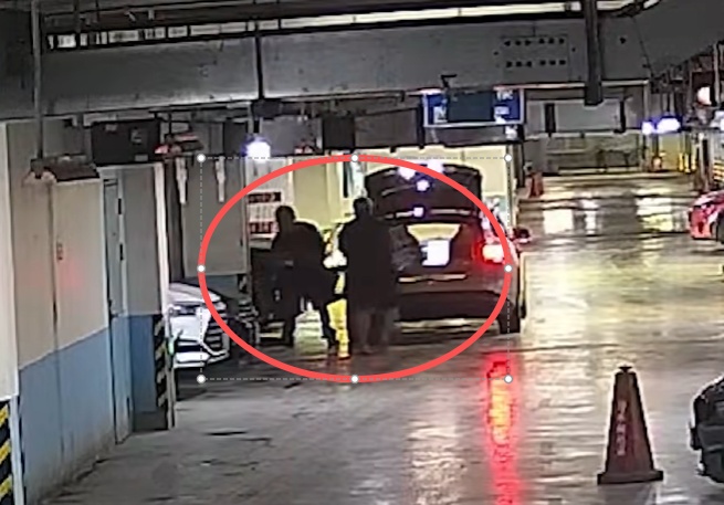 百万豪车停在地库,竟被“蚂蚁搬家式”拆光卖了!嫌疑人来了十几次… 百万豪车停在地库,竟被“蚂蚁搬家式”拆光卖了!嫌疑人来了十几次…