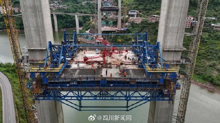 千米长桥横跨深V峡谷 宜攀高速中都河特大桥全桥完工 千米长桥横跨深V峡谷 宜攀高速中都河特大桥全桥完工