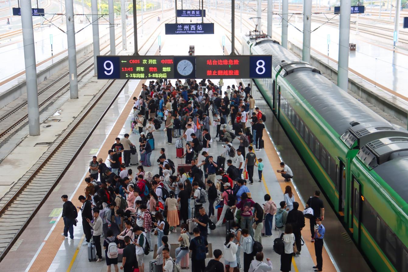 全国铁路暑运启动!兰州铁路局预计发送旅客1950万人 全国铁路暑运启动!兰州铁路局预计发送旅客1950万人
