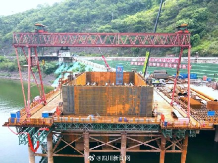 千米长桥横跨深V峡谷 宜攀高速中都河特大桥全桥完工 千米长桥横跨深V峡谷 宜攀高速中都河特大桥全桥完工