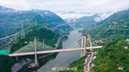 千米长桥横跨深V峡谷 宜攀高速中都河特大桥全桥完工 千米长桥横跨深V峡谷 宜攀高速中都河特大桥全桥完工