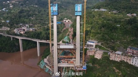 千米长桥横跨深V峡谷 宜攀高速中都河特大桥全桥完工 千米长桥横跨深V峡谷 宜攀高速中都河特大桥全桥完工