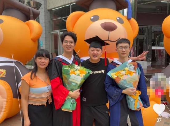 广州博士生点外卖邀请老板娘拍毕业照“吃了你们家7年，真的很舍不得”