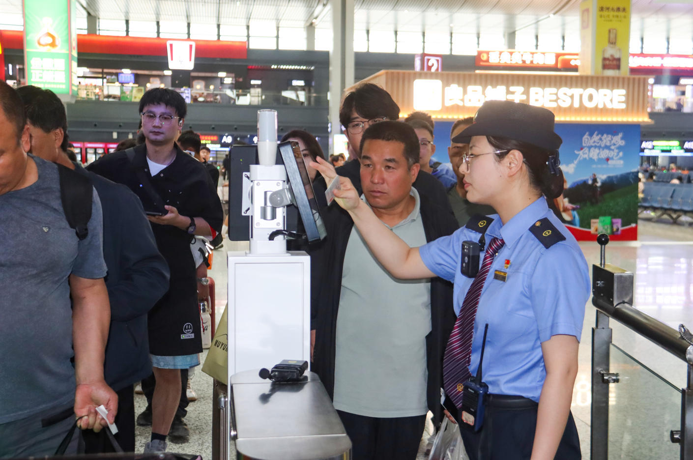全国铁路暑运启动!兰州铁路局预计发送旅客1950万人 全国铁路暑运启动!兰州铁路局预计发送旅客1950万人