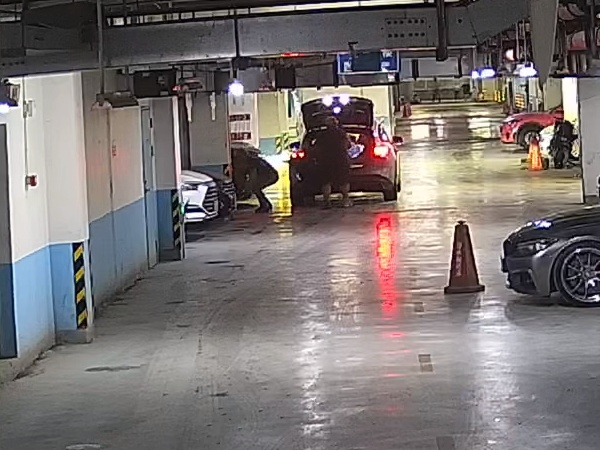 上海一百万豪车停地库,车主回国后当场傻眼:被“蚂蚁搬家”拆成空壳...... 上海一百万豪车停地库,车主回国后当场傻眼:被“蚂蚁搬家”拆成空壳......