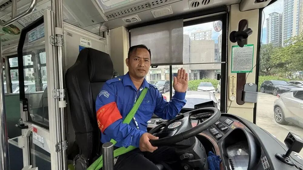 路遇小车自燃挺身灭火,这名广州公交师傅再次见义勇为,阻止了火势蔓延 路遇小车自燃挺身灭火,这名广州公交师傅再次见义勇为,阻止了火势蔓延