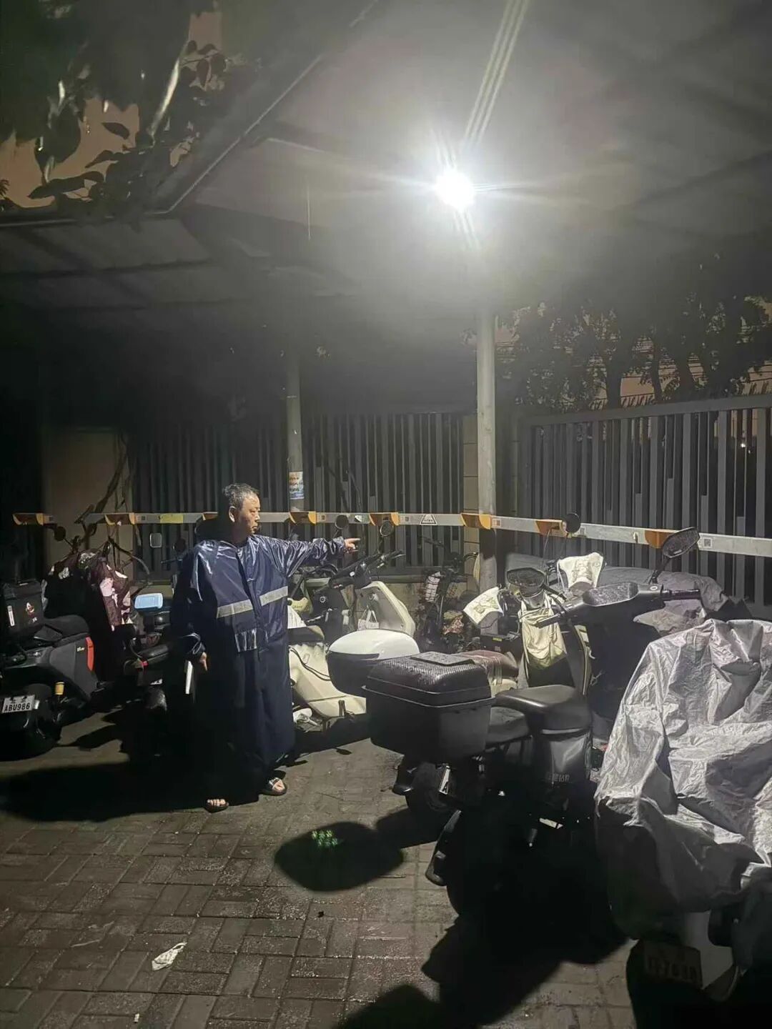 通州一小区电动车车棚内起火保安教科书式处置成功化解险情